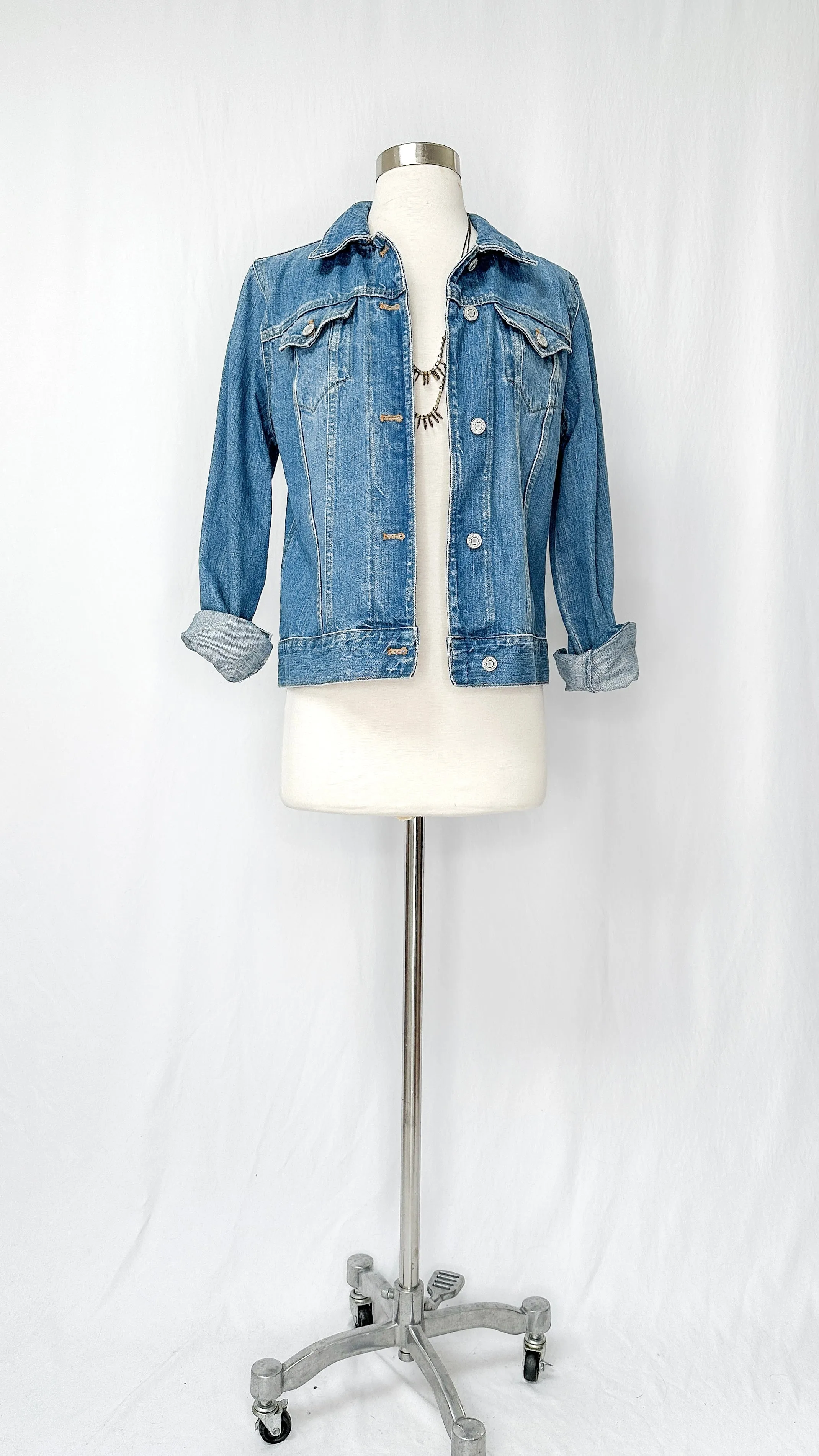 Gap Classic Denim Jacket in Medium Wash (M)