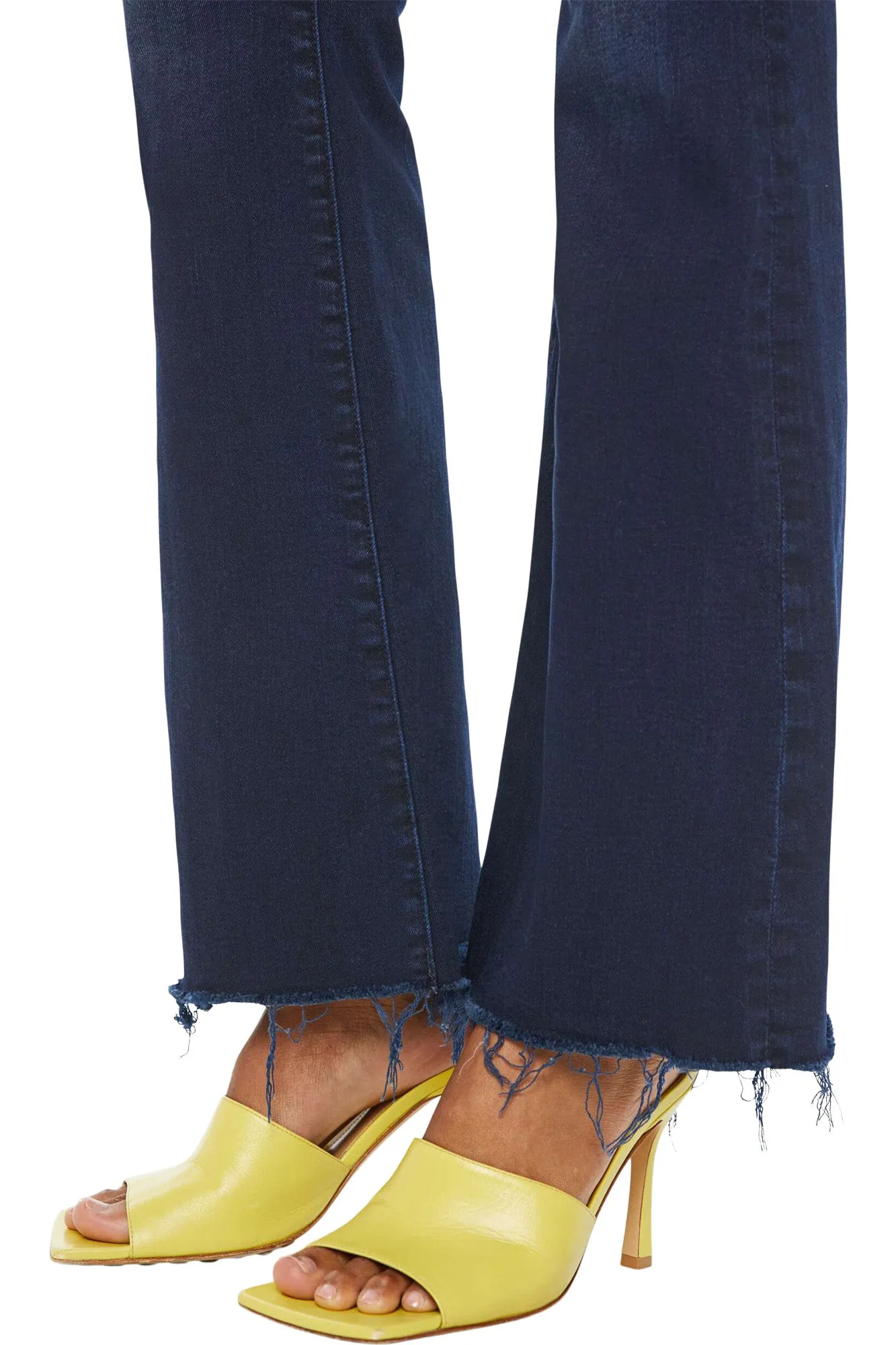 MOTHER Denim Weekender Fray in Chip on My Shoulder