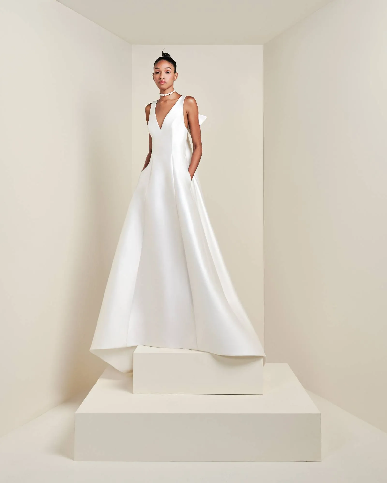 VRM438 – DRAMATIC WATTEAU A-LINE
